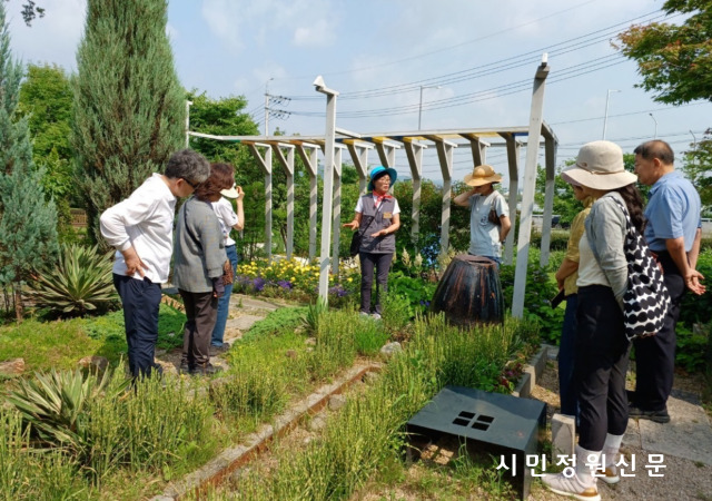 해설이-있는-시청정원투어-01-001 (1).jpg